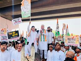 बढ़ती महंगाई और ईंधन कीमतों के खिलाफ गुरुग्राम में कांग्रेस का प्रदर्शन, राष्ट्रपति के नाम सौंपा ज्ञापन