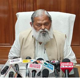 ऊर्जा मंत्री विज का बिजली कॉल सेंटर पर औचक निरीक्षण, शिकायत समाधान व्यवस्था की ली समीक्षा
