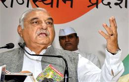 खाद के दाम बढ़ाकर किसानों पर बोझ डाल रही बीजेपी : हुड्डा