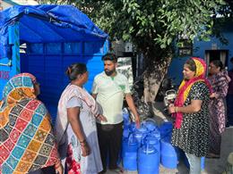 भाजपा नेता अक्षय शर्मा ने आंधी प्रभावित क्षेत्रों में पहुंचाई राहत, पीने के पानी की करवाई व्यवस्था