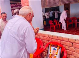 भूपेंद्र सिंह हुड्डा ने की अग्निकांड पीड़ितों से मुलाकात