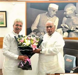 हरियाणा की राजनीतिक परिस्थितियों पर कांग्रेस अध्यक्ष खड़गे से मिले राव नरेंद्र सिंह