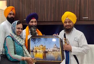 अकाल तख्त जत्थेदार व एसजीपीसी अध्यक्ष ने डाक्टर हरपाल को किया सम्मानित