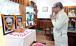 राज्यपाल ने लोकनायक जेपी और अटल बिहारी वाजपेयी को श्रद्धांजलि अर्पित की
