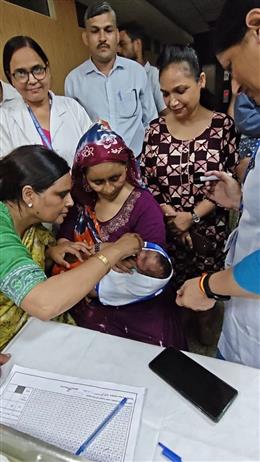 भाजपा प्रदेश अध्यक्ष डा. अर्चना गुप्ता ने बच्चों को पिलाई पोलियो रोधी दवा