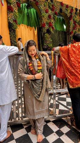 दिव्य हीलर एवं न्यूमरोलॉजिस्ट अनूमेहा ने किए वृंदावन श्री बांके बिहारी जी के भव्य दर्शन