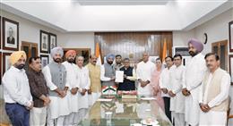 भाजपा प्रतिनिधिमंडल ने राज्यपाल से की मुलाकात, स्थानीय निकाय चुनावों में कथित धांधलियों को लेकर सौंपा ज्ञापन