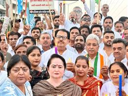  NEET पेपर लीक के पीड़ित छात्रों को कांग्रेस की श्रद्धांजलि, संजय दत्त व राव नरेंद्र सिंह की अगुवाई में निकला कैंडल मार्च