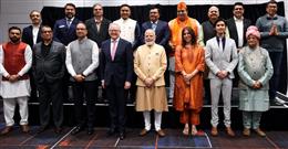 हाउडी मोदी के बाद मेलबर्न मीट्स मोदी में करनाल का लाल छाया, प्रधानमंत्री मोदी ने सिर पर हाथ रखकर दिया आशीर्वाद