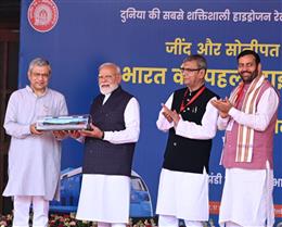 हाइड्रोजन ट्रेन पहल भारत के रेलवे नवाचार और स्वच्छ ऊर्जा क्षमता का प्रतीक: अश्विनी वैष्णव