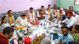 कार्यकर्ताओ संग भोजन करना सौभाग्य की बात - नायब सिंह सैनी