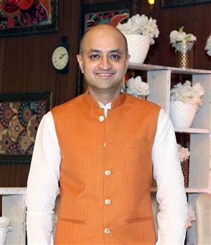 कोरोना योद्धाओं मदद को आगे आए के करण गिलहोत्रा फिर से भेजे जूस के ट्रक 