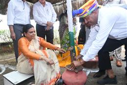 तीज महोत्व में पहुंची भाजपा प्रदेश अध्यक्ष ने चूल्हे पर बनाएं गुलगुले और दही बिलोकर मक्खन निकाला