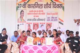  *डा. अर्चना गुप्ता ने सैनिकों, वीर नारियों और शहीद परिवारों का सम्मान किया*