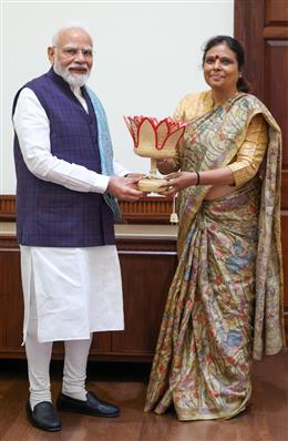 प्रधानमंत्री मोदी से मिली प्रदेश अध्यक्ष डॉ. अर्चना गुप्ता, पुराल से बना कमल दिया