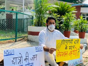 सीएम आवास के बाहर धरना