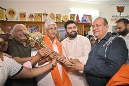 अक्षय शर्मा के घर पहुंचे गजेंद्र सिंह शेखावत,अमृतसर पहुंचने पर किया स्वागत