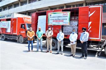 पीएचडी चैंबर ने कोरोना वॉरियर्स के लिए प्रशासन को सौंपी जूस की बोतल