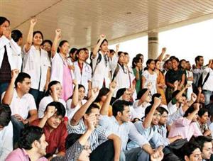 छंटनी,अनुबंध,नवीनीकरण के चलते कोरोना योद्धाओं ने सरकार के खिलाफ खोला मोर्चा