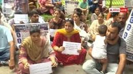 चंडीगढ़ में 180 ईटीटी शिक्षकों का वित्त मंत्री हरपाल चीमा के आवास के बाहर प्रदर्शन
