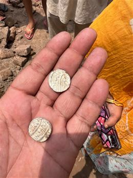 गांव घड़ूआं में खुदाई के दौरान मिले सदियों पुराने चांदी के सिक्के, उर्दू में लिखावट