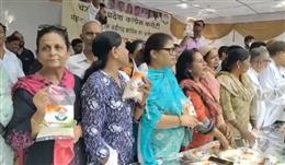 चीनी की बढ़ती कीमतों के खिलाफ चंडीगढ़ कांग्रेस का प्रदर्शन, सेक्टर-35 में लगाया ‘चीनी लंगर’