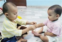 गुरुग्राम में श्रद्धा से मनाया रक्षाबंधन, बच्चों, बड़ों की कलाई पर सजी राखी