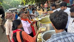 नेपाल बाढ़ पीड़ितों की आत्मशांति और राहत के लिए PGI के बाहर लंगर