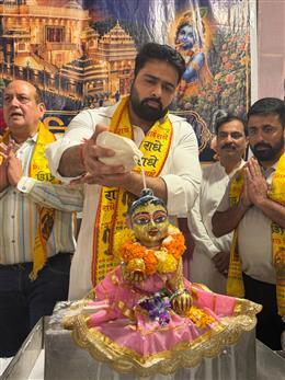जन्माष्टमी पर श्री कृष्ण का आशीर्वाद लेने पहुंचे अक्षय शर्मा