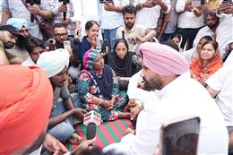 संगरूर में परिवार से मुलाकात; आश्वासन दिया कि कांग्रेस न्याय के लिए संघर्ष करेगी