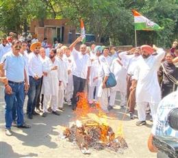 कांग्रेस कार्यकर्ताओं ने हरपाल चीमा को तत्काल बर्खास्त और गिरफ्तार करने की मांग की