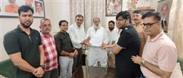 एमडब्ल्यूबी ने दिवंगत पत्रकार राजेश जैन के बेटे को 10 लाख और गुलाब सिंह को 40 हजार की सहायता दी