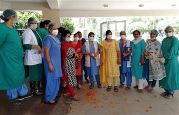 कोरोना वॉरियर्स स्टाफ नर्सेज का अस्पताल में हुआ भव्य स्वागत