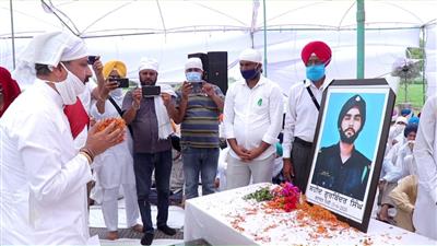 शहीद को समर्पित गाँव का स्कूल, पुस्तकालय और खेल स्टेडियम
