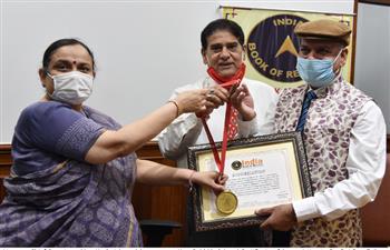 हरियाणा के पूर्व आईएएस ने 27 हजार गीत गाकर बनाया रिकार्ड