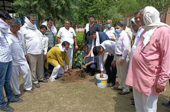 जिला पार्षद हबलू नंबरदार समेत कई नेताओं ने उड़ाई लॉकडाउन के नियमों की धज्जियां