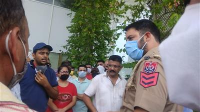 जीरकपुर में द हरमीटेज पार्क सोसाईटी के निवासियों ने बिल्डर के खिलाफ किया रोष प्रदर्शन