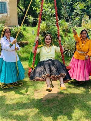 हरियाणवी परिधानों में महिलाओं ने तीज पर्व को बनाया यादगार