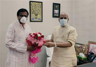 किसान और गरीब के विकास की योजनाओं को अमली रूप दें:राजनाथ सिंह