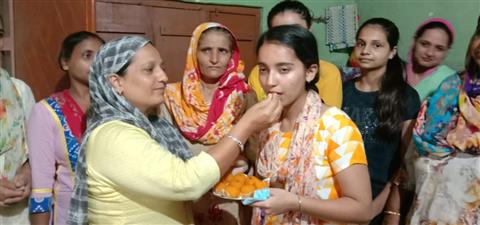 जब पीएम मोदी ने कृतिका से पूछा ,इतने अच्छे नंबर लाकर कैसा लग रहा है