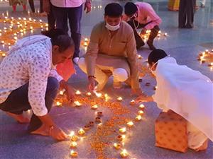 गुरुग्राम: सेक्टर-4 राम मंदिर में नवीन गोयल ने जलाए दीप