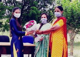 गुरुग्राम: बेटी डा. दीपिका ने फहराया तिरंगा तो गांव हुआ गौरवान्वित