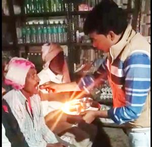 वो मुसलमान होकर भी मनाता है दीवाली, कारीगरों की करता है आरती