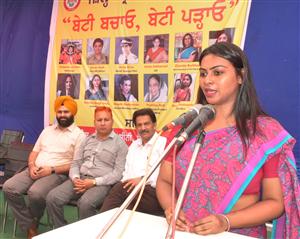   लडकियों के पूर्ण विकास के लिए बेटी बचाओ बेटी पढाओ अभियान कारगार बनाने की जरूरत - एसडीएम अमृत सिंह