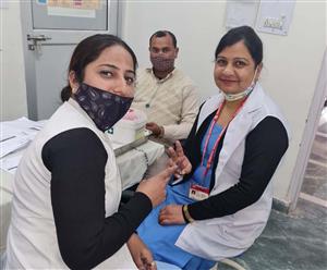 गुरुग्राम: पहली कोरोना संक्रमित स्टाफ नर्स पूनम ने लगवाई वैक्सीन