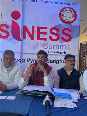 केंद्र सरकार के खिलाफ खुदरा व्यापारियों व लघु उद्यमियों का हल्ला बोल