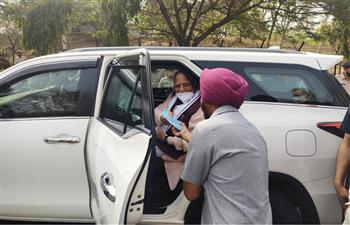 सीएम ने सड़क से सदन तक बांटे मास्क