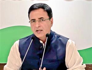 खनन माफिया ने यमुना की धारा बदली, सरकार चुप:सुरजेवाला