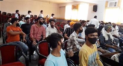 गुरुग्राम: पढ़ाई कम फीस पूरी लेने के विरोध में एकजुट हुए  डीपीजी कालेज के छात्र