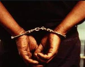 पुलिस टीम को लूटने के आरोपी हथियार समेत काबू